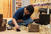 Bogenbauer Kanjuro Shibata bei der Arbeit (Foto: Martin Schmitz)