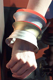 Dort z.B. zu bestaunen ist Armschmuck von Claudia Hoppe aus D&uuml;sseldorf (Siber, Gold, PVC) (Foto: Marikka-Laila Maisel)