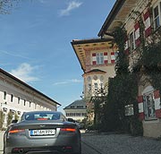 Wolfgang Oswald, Geschäftsführer Aston Marin München präsentierte den Wagen am 23.01.2012 der Presse (und noch bis 17 Uhr den Kunden) (Foto: Martin Schmitz)