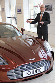 Wolfgang Oswald, Geschäftsführer Aston Marin München präsentierte den Wagen am 23.01.2012 der Presse (und noch bis 17 Uhr den Kunden) (Foto: Martin Schmitz)