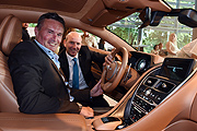 Ex-Fußballprofi Manni Bender mit Gastgeber Wolfgang Oswald (Aston Martin) ((©Foto:  Günther Reisp/munichpress))