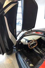 Die Türen des Aston Martin Valhalla öffnen sich nach vorne und nach oben (©Foto: Martin Schmitz)