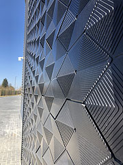 Das CO2 neutrale Fassadenmaterial aus Bio-Kohlenstoff-Composit sorgt für das farblich neue Erscheinungsbild (©Foto: Martin Schmitz)