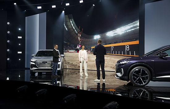 Marcus Keith (Head of Technical Management e-tron, AUDI AG), Malaika Mihambo, Steven Gätjen   (©Foto: AUDI AG