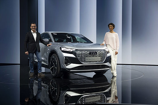  Marcus Keith (Leiter Technical Management e-tron, AUDI AG), Malaika Mihambo mit dem Audi Q4 Sportback 50 e-tron quattro (©Foto: AUDI AG