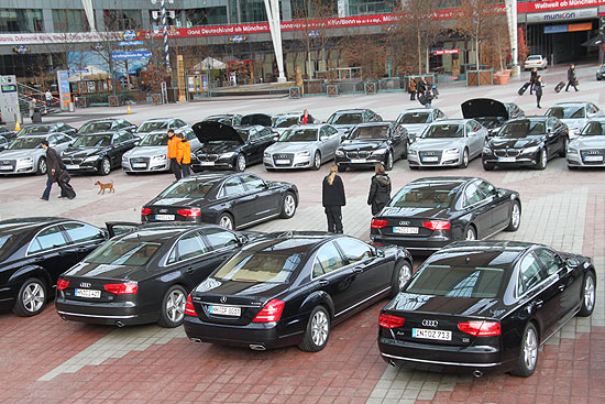 Ende Februar 2010 und wohl noch einige Wochen danach: vormittags sieht die neuen AUDI A8 samt Klassenkonkurrenz auf dem Übergang zum Terminal 2, bevor mit ihnen AUDI Händlern auf eine Probefahrt gehen (Foto: Martin Schmitz)