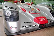 ..und echtes Rennfahrzeug (Foto: MartiN Schmitz)