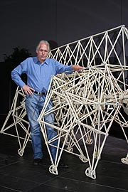 Theo Jansen mit einem kleineren seiner Strandbiester (Foto: Martin Schmitz)