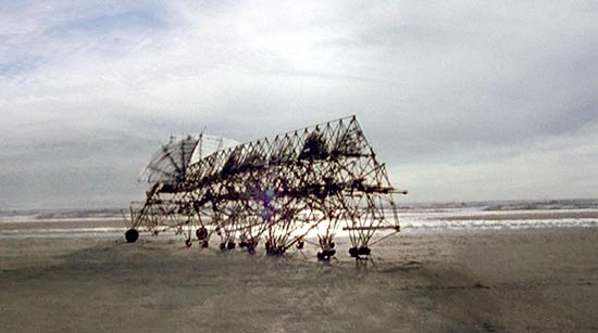 Screenshot aus dem aktuellen BMW Werbefilm mit "Strandbiestern" von Theo Jansen (Foto: MBMW Group)