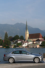 Formschön am Ufer in Rottach-Egern: der neue BMW 3er in fünfter Generation (Foto: Martin Schmitz)