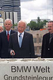 Ministerpräsident Edmun Stoiber bei der Grundsteinlegung (Foto: Martin Schmitz)