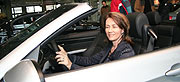 Cathrine Batdorf, geschäftsführende Gesellschafterin Buchner+Linse im neuen BMW 3eer Cabrio (Foto: MartiN Schmitz)