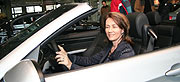 Cathrine Batdorf, gesch&auml;ftsf&uuml;hrende Gesellschafterin Buchner+Linse im neuen BMW 3eer Cabrio (Foto: MartiN Schmitz)