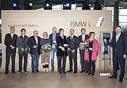 Die ersten BMW i3 Kunden bei der Übergabe in der BMW Welt. (Foto: BMW AG)
