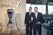 Marktstart für den BMW i3: Ian Robertson, Mitglied des Vorstands der BMW AG, Vertrieb und Marketing BMW, (Bild rechts) und Roland Krüger, Leiter Vertrieb Deutschland der BMW Group. (Foto: BMW AG)