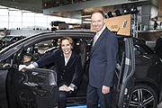 Ian Robertson, Mitglied des Vorstands der BMW AG, Vertrieb und Marketing BMW, bei der Übergabe an Christine Haderthauer, Leiterin der Bayerischen Staatskanzlei, Staatsministerin für Bundesangelegenheiten und Sonderaufgaben. (Foto: BMW AG)