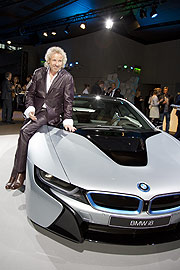 Thomas Gottschalk bei der Auslieferung der ersten BMW i8 in der BMW Welt (©Foto: Benjamin Gerull für BMW AG)