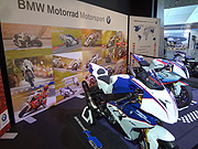 Motorräder in und vor der BMW Welt (©Foto: Martin Schmitz)
