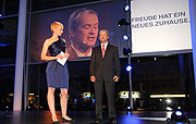 Susan Atwell und Michael Rahe, Leiter der BMW Niederlassung München fürhten durchs Programm (Foto: Martin Schmitz)