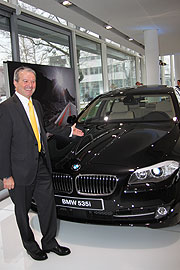 Michael Rahe, Leiter der BMW Niederlassung München mit dem neuen BMW 5er (Foto. MartiN Schmitz)