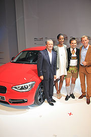 der neue BMW 1er - davor BMW's Michael Rahe, Model Sara Nuru, Ex-Rodler Georg Hackl und Moderator Markus Othmer  (Foto. Martin Schmitz)