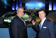 Peter Mey, Leiter der BMW Niederlassung München, mit dem bayerischen Innenminister Joachim Herrmann. Offizielle Markteinführung des  BMW i3 in der BMW Niederlassung München (©Foto; Hannes Magerstädt für BMW(