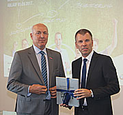 Handwerkskammer-Präsident Franz Xaver Peteranderl  begrüsste die Auszubildenden gemeinsam mit Peter Mey, Leiter der BMW Niederlassung München (©Foto: Martin Schmitz)