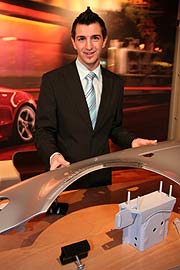 Serhan Ergül von der BMW Niederlassung München wurde Landessieger Deutsches Handwerk 2007 als Mechaniker für Karosserie Instandhaltungstechnik (Foto: Martin Schmitz)