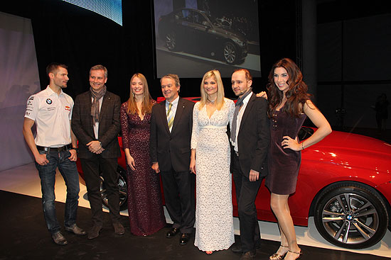 Martin Tomczyk (BMW DTM-Werksfahrer), Jens Marquardt (Direktor BMW Motorsport), Rebecca Waibel (Perseiden), Michael Rahe (Leiter der BMW Niederlassung München), Cornelia Schmid-Heizer (Perseiden), Felix Staudacher, (Detaildesigner des neuen BMW 3er), Alexandra Polzin (Moderatorin des Abends), v.l.n.r. (Foto: MartiN Schmitz)