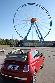 auch von hinten ein schöner Anblick: Fiat 500C vor dem Riesenrad Willenborg (Foto: MartiN Schmitz)