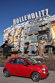 Fiat 500C vor dem "Höllenblitz" - der Coaster (©Foto: Martin Schmitz)