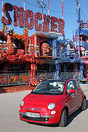 Hingucker auf Münchens Straßen: der neue FIAT 500C vor der Wiesn-Geisterbahn "Shocker" (Foto: Martin Schmitz)