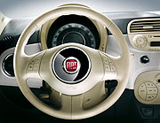 Fiat 500C Lederlenkrad elfenbeinfarben mit Multifunktionstasten (Foto: Fiat)