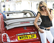 Supermodel Elle Macpherson  fährt bereit eine Fiat 500C (Foto: Fiat)