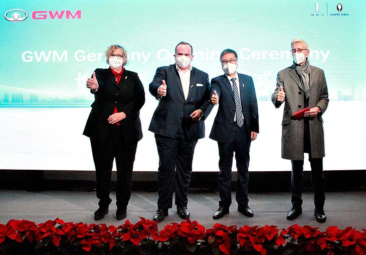 v.l.: Dr. Ulrike Wolf (Ministerialdirektorin Bayerisches Wirtschaftsministerium), Clemens Baumgärtner (Wirtschaftsreferent München), Xianghua Qiao (CEO GWM Europe), Bernd Riedel (BMW AG) / Great Wall Motor eröffnet Zentrale in München / Automobilkonzern wählt süddeutsche Metropole als Hauptsitz für Europa (©Foto: Great Wall Motor)