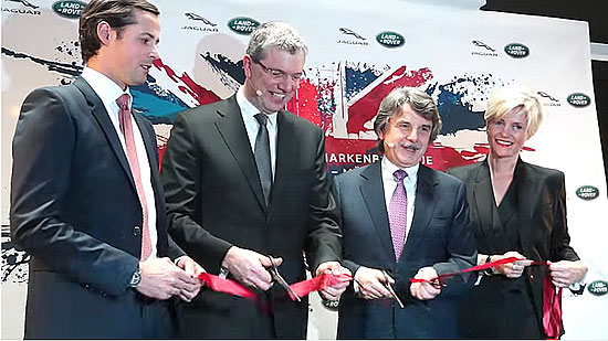 Niklas Reissinger (Jaguar Land Rover Markenboutique Manager), Jaguar Land Rover Deutschland Geschäftsführer Peter Modelhart,  Jaguar Land Rover CEO Dr. Ralf Speth, Julia Tiefenbacher (Jaguar Land Rover Markenboutique Manager) (©Foto. Martin Schmitz)