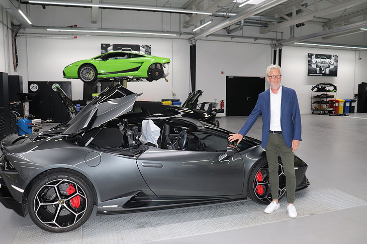 Lamborghini München Geschäftsführer Christian Meyer in der hochmodernen Werkstatt, die dem neuen Showroom angegliedert ist (©Foto: Martin Schmitz)