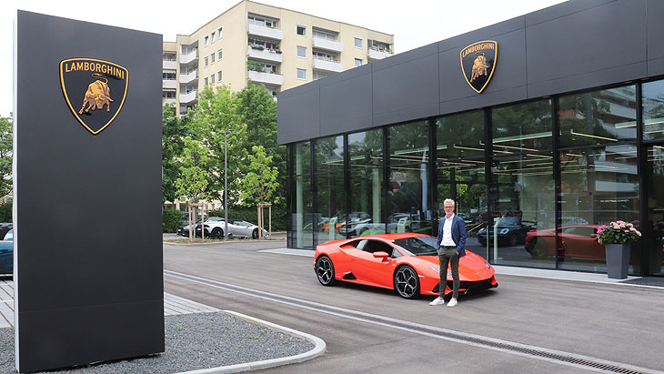 Lamborghini München Geschäftsführer Christian Meyer vor dem neuen Lamborghini Showroom (©Foto: Martin Schmitz)