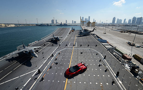 Weltpremiere Lamborghini Veneno Roadster auf dem Flugdeck eines Flugzeugträgers vor Abu Dhabi (©Foto:Lamborghini/ The NewsMarket.com)