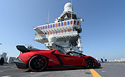 Weltpremiere Lamborghini Veneno Roadster auf dem Flugdeck eines Flugzeugträgers vor Abu Dhabi (©Foto:Lamborghini/ The NewsMarket.com)