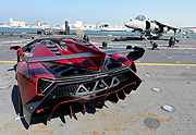 Weltpremiere Lamborghini Veneno Roadster auf dem Flugdeck eines Flugzeugträgers vor Abu Dhabi (©Foto:Lamborghini/ The NewsMarket.com)