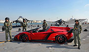 Weltpremiere Lamborghini Veneno Roadster auf dem Flugdeck eines Flugzeugträgers vor Abu Dhabi (©Foto:Lamborghini/ The NewsMarket.com)