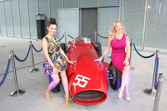 Mode- Lifestyle & Fashion Bloggerin Jeannette Graf, Moderatorin Barbara Osthoff mit einem äußerst seltenen Maserati 250F, der in den 50er Jahren Formel 1 Rennen gewinnen konnte (©foto. Martin Schmitz)