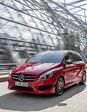 Mercedes-Benz B-Klasse Modelljahr 2014, B 250 4MATIC, jupiter red, AMG Line, Exterieur (©Foto: Mercedes-Benz)