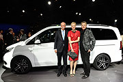 Dr. Dieter Zetsche (Vorsitzender des Vorstands der Daimler AG), Franziska Knuppe und Jörg Pilawa  (Foto: BrauerPhotos(c)S.Brauer )