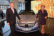 Mercedes Niederlassung München Chef Ulrich Kowalewski und Uschi Glas vor dem neuen E-Klasse Cabriolet (Foto: MartiN Schmitz)