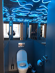 Stylische Toiletten im neuen Markenerlebnis in München: Mercedes-Benz eröffnete ‚Studio Odeonsplatz by Mercedes-Benz‘ am 14.11.2020 (©Foto: Martin Schmitz)