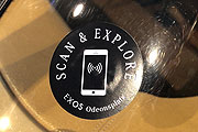 Mit der EXOS App kann man den Exponaten Informationen über NFC Chips abgewinnen (©Foto: M artin Schmitz)