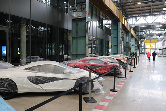 noch mit Folie vor dem Staub der Bauarbeiten geschützt: Fahrzeuge von McLaren München in der Motorworld München (©Foto: Martin Schmitz)