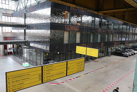 Der Blick aus den Zimmern des Hotel Amron Motorworld München geht teilweise auch ins Innere der Halle  (©Foto: Martin Schmitz)